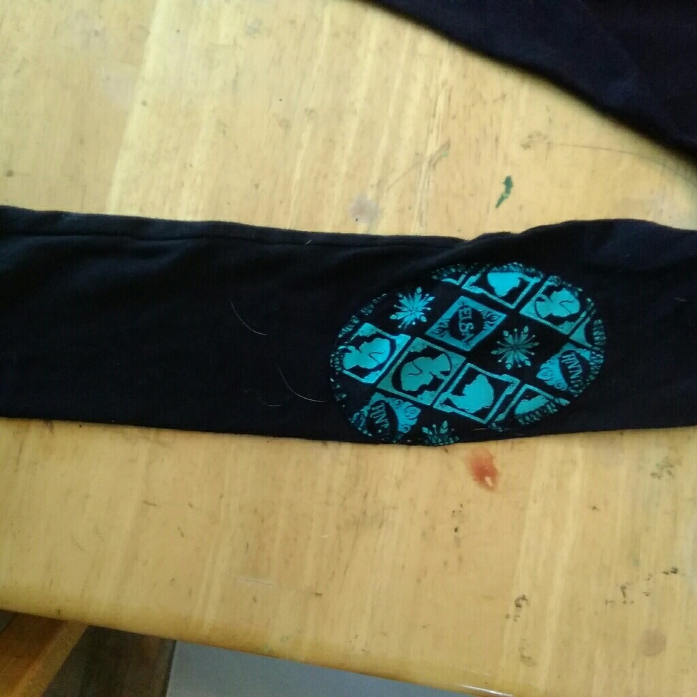 Girls Black Frozen Shirt- size 7/8 - Picture 2 of 2